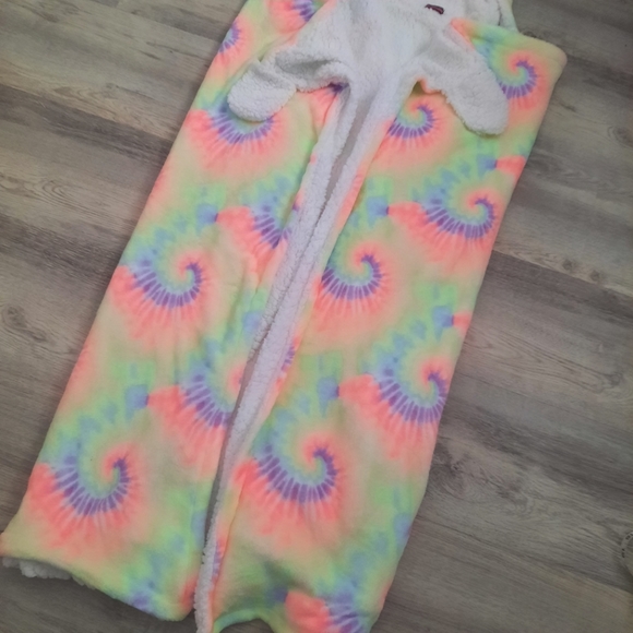 ⭐️SALE⭐️Tie Dyed Hooded Blanket - Picture 3 of 5